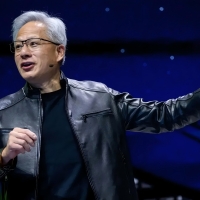 黄仁勋回应Anthropic与美军方争执：科技领袖不要制造AI恐慌