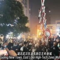 武汉千人抗争声势浩大 一夜连拆6小区收费杆
