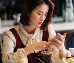 女人和男人暧昧会有的几个步骤，走到这一步，就是默许男人越界了