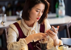 女人和男人暧昧会有的几个步骤，走到这一步，就是默许男人越界了